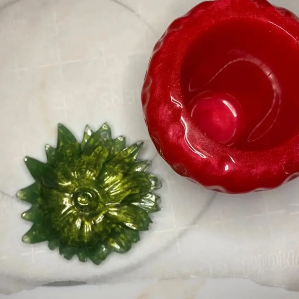 Resin jewelry holder with a lid